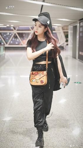 火箭少女紫宁身背MCM Love Patch系列斜挎包