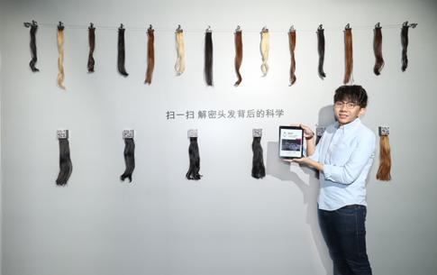 戴森工程师Weijie展示戴森对头发科学的研究