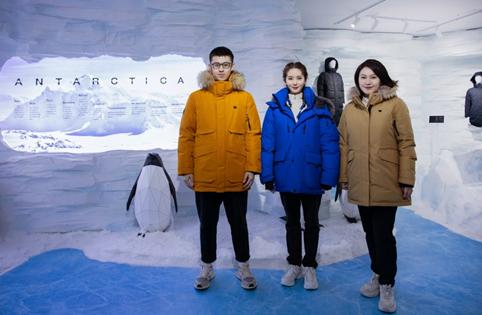 (合影:可隆体育(中国)有限公司总裁 顾珊珊女士,可隆品牌代言人 刘诗诗女士,可隆体育(中国)有限公司副总裁 丁思榕先生)