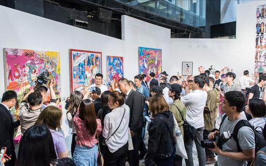三里屯太古里摩登派对潮流艺术展现场
