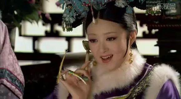 华妃娘娘拿着玉轮按摩脸部