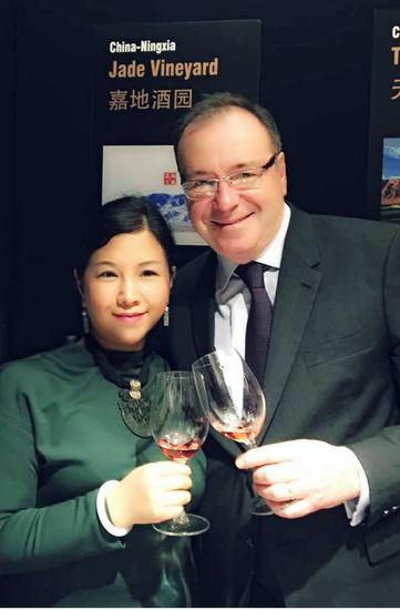 嘉地酒园庄主与德梭在卢浮宫Le GrandTasting