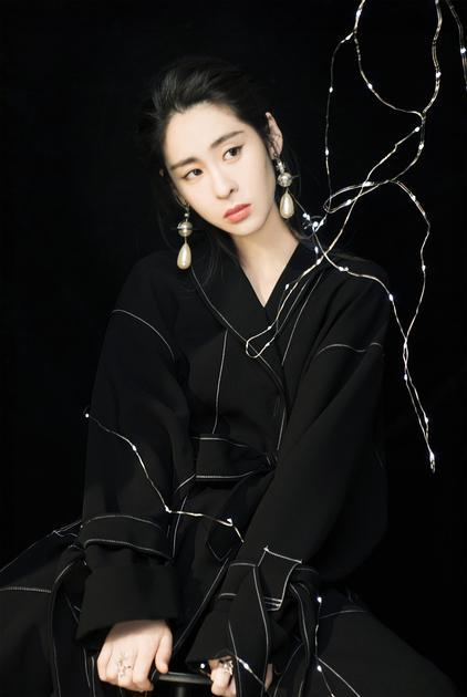张碧晨新单曲上线 曝光造型妩媚神秘