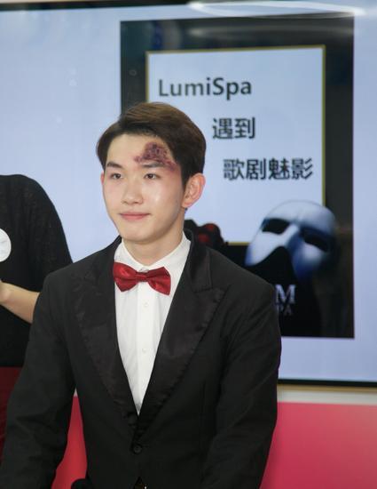 (歌剧魅影烧伤妆1分钟被LumiSpa卸掉一半)