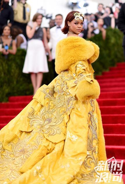 蕾哈娜身穿郭培礼服出席2015 Met Gala