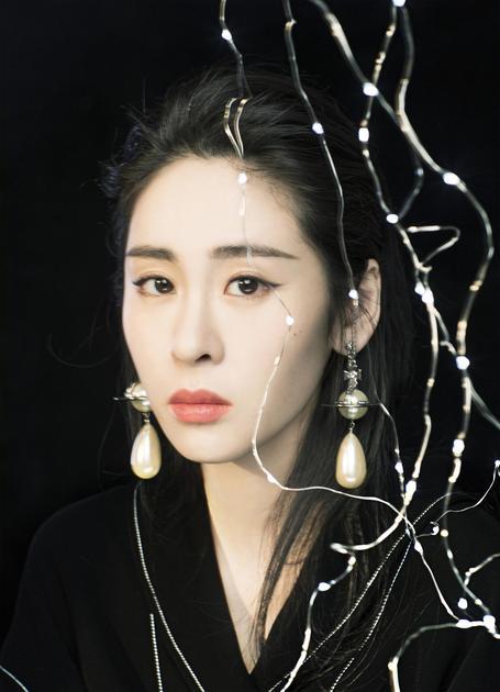 张碧晨新单曲上线 曝光造型妩媚神秘