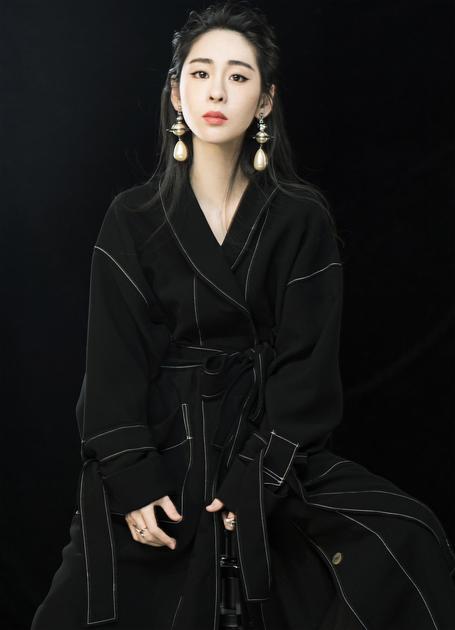 张碧晨新单曲上线 曝光造型妩媚神秘