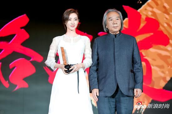 花鸟画画家、天津美术学院研究生导师霍春阳为王丽坤颁奖