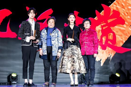 金漆镶嵌代表性传承人武国芬女士(左二)、北京仿古瓷代表性传承人白莉女士(右一)为王一博、陈瑶颁奖