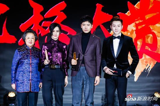 北京团扇代表性传承人梁季兰女士(左一)和时尚美妆护肤专家李铭泽先生(右一)为高云翔(右二)和尚雯婕(左二)颁奖