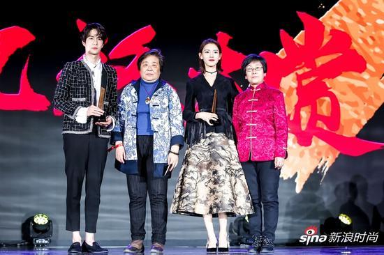 金漆镶嵌代表性传承人武国芬女士(左二)、北京仿古瓷代表性传承人白莉女士(右一)为王一博、陈瑶颁奖