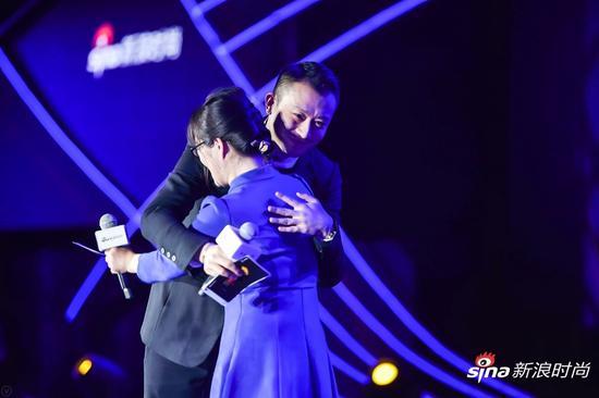 现场精彩瞬间:主持人曹涤非与诗人余秀华感人的一抱