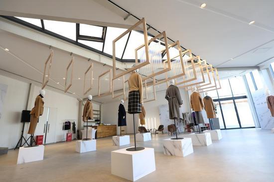 “ The Coat”毛呢大衣展示区