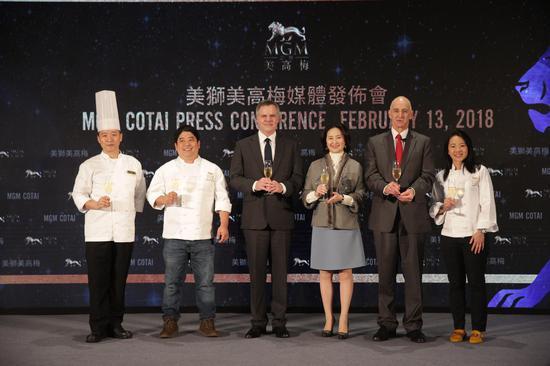 (由左起)美狮美高梅大厨杨登全、星级名厨津村光晴、美高梅国际酒店集团主席兼首席执行官与美高梅中国控股有限公司主席及执行董事马仁杰先生、美高梅中国控股有限公司联席主席及执行董事何超琼女士、美高梅中国控股有限公司首席执行官及执行董事简博贤先生,以及星级名厨黄慧娴主持美狮美高梅记者招待会祝酒仪式