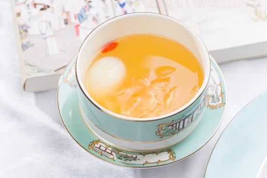 银耳炖鸽蛋