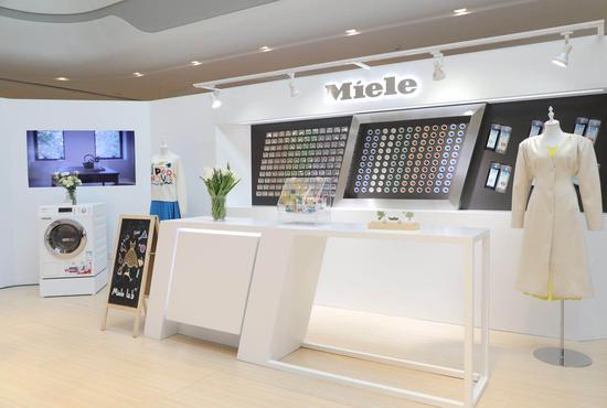 美诺Miele限时体验店衣物护理产品区域展示与知名服装设计师刘清扬设计作品
