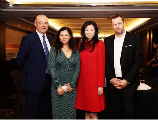 在FT Asia CEO Dinner盲品结束后,嘉地酒园庄主丁健与《法国葡萄酒年鉴》主编、《法国葡萄酒评论》副主编Olivier Poels、亚洲第一位MW葡萄酒大师李志延Jeannie Cho Lee、嘉里—酒香集团总经理Eric Degoutte合影