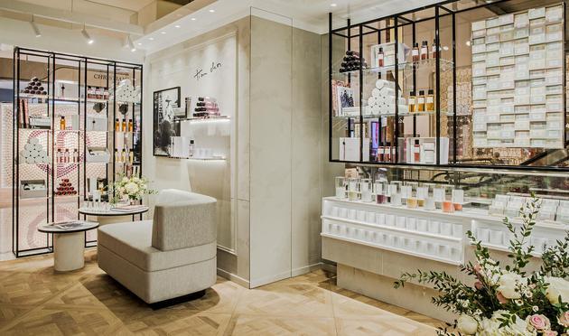 Dior迪奥香氛世家限时精品店陈列区域
