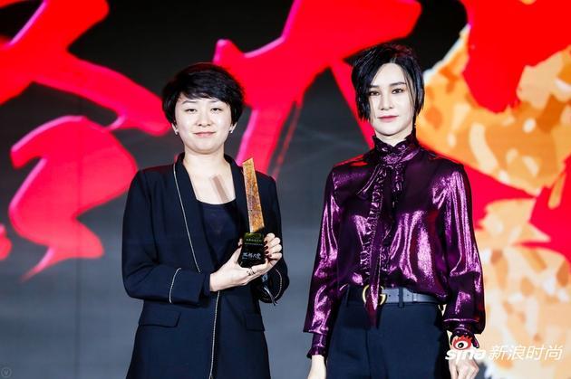 尚雯婕(右一)为领奖嘉宾DAMIANI玳美雅中国区市场公关传讯总监王颖博(左一)女士颁奖。