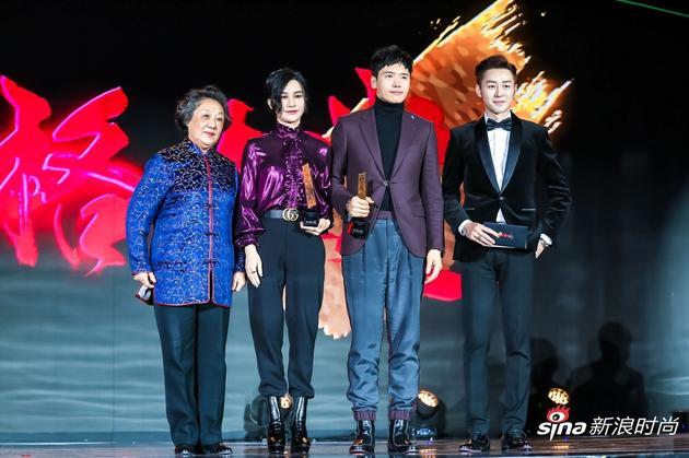 北京团扇代表性传承人梁季兰女士(左一)、时尚美妆护肤专家李铭泽先生(右一)为尚雯婕(左二)和高云翔(右二)颁奖