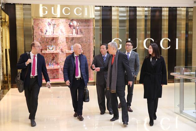 章晨先生亲自带领海外招商团队游历全球,对品牌进行精挑细选