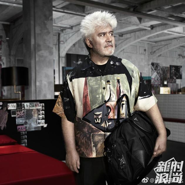 西班牙鬼才导演Pedro Almodóvar出现于Prada 2017秋冬男装系列广告大片中