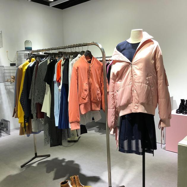 店内服装展示