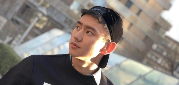 宁泽涛出发米兰男装周 帅气街头风