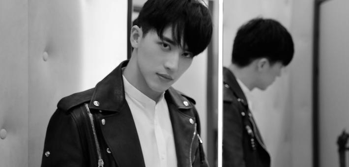 许魏洲穿机车皮衣现身巴黎