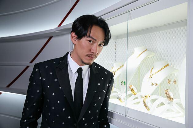 知名演员张震先生佩戴DRIVE DE CARTIER系列浮动式陀飞轮腕表