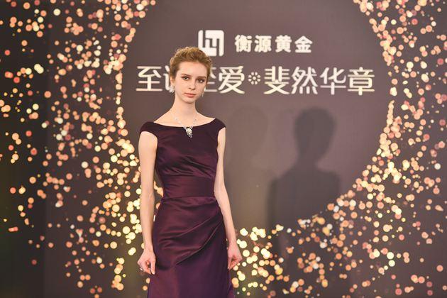 模特优雅演绎城隍珠宝经典系列作品