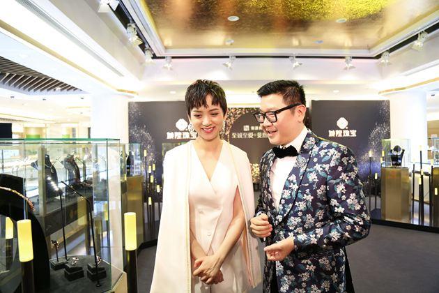 国际珠宝设计大师刘斐先生陪同影星李晓峰参观展厅作品