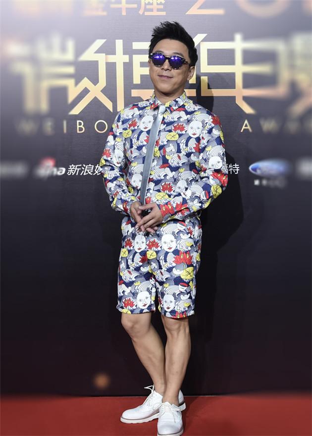 黄渤对印花衬衫是真爱