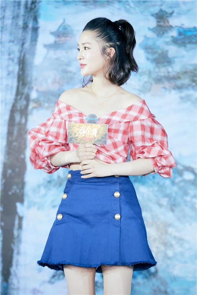 李沁穿短上衣秀迷人锁骨 新发型甜美升级