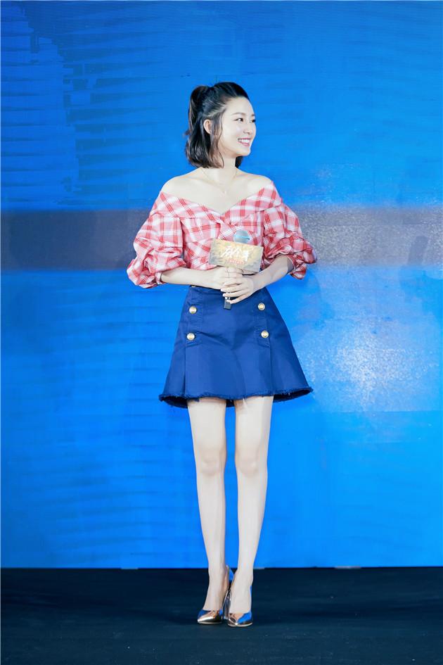 李沁穿短上衣秀迷人锁骨 新发型甜美升级