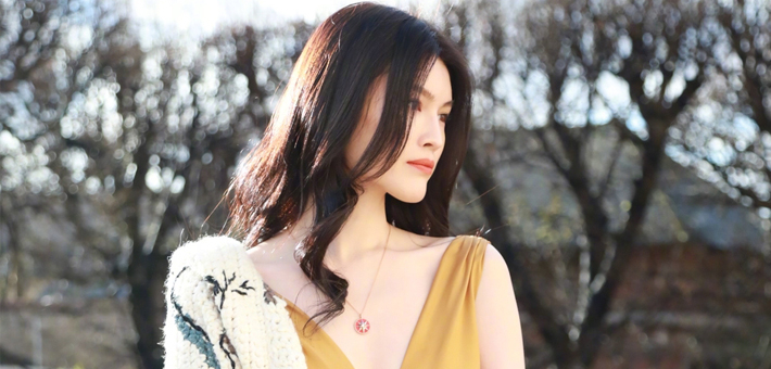 何穗深V裙大秀雪白美肌