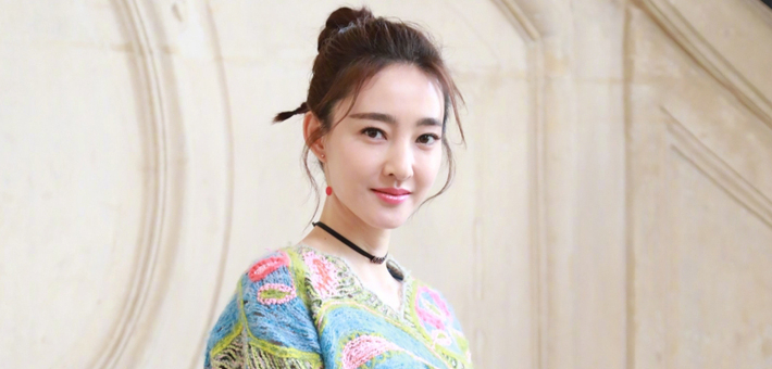 王丽坤炫彩毛衣俏皮可爱