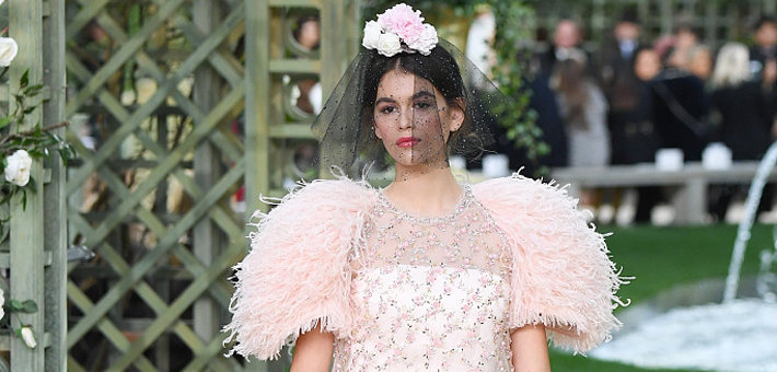 模二代Kaia首次亮相高定T台似公主