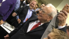 巴菲特和比尔盖茨参加扔报纸游戏