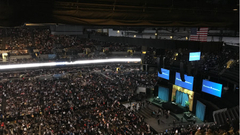 巴菲特股东大会现场座无虚席