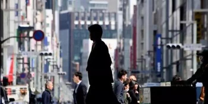 日本下调经济形势评估 景气指数6年多来首次恶