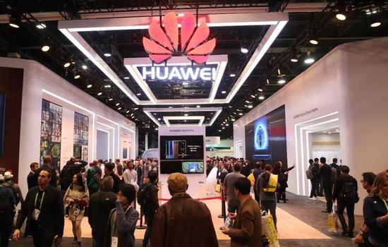 2018年CES展会,华为携Mate 10Pro 亮相拉斯维加斯。@视觉中国