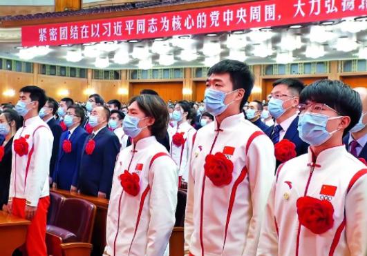 ·2022年4月8日,北京冬奥会、冬残奥会总结表彰大会在人民大会堂隆重举行。苏翊鸣(前排右三)胸前佩戴大红花,参加大会。