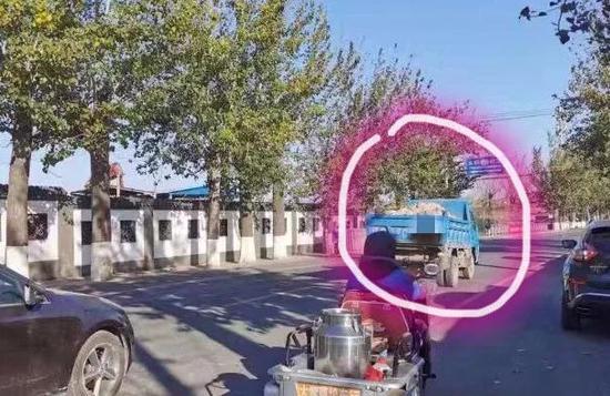 正在路上清运渣土和建筑垃圾的渣土车