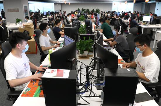 小米员工在武汉总部新大楼办公。