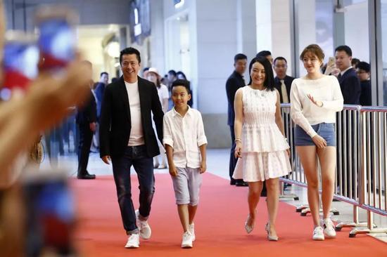 王中磊携儿子王元也、妻子王晓蓉、女儿王文也出席活动。