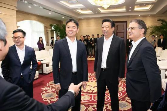 在美国遭遇负面新闻的刘强东从美国返回国内后,于9月4日现身于位于北京的京东集团总部