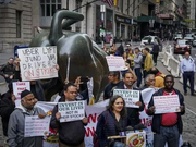 Uber上市敲钟 司机上街游行