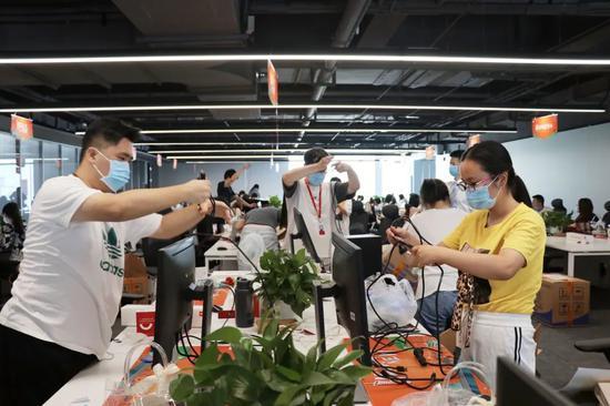 小米员工入驻武汉总部新大楼。