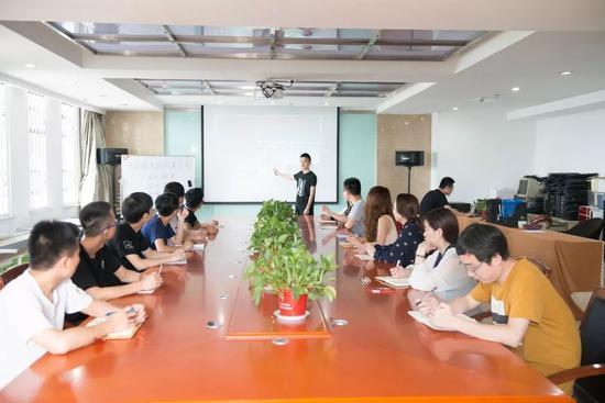 这家机构将拼多多形容为“今年最大的流量变局”